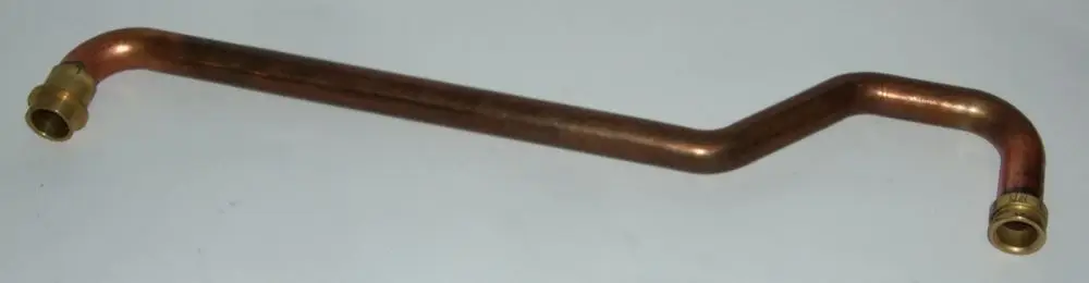 Kupferrohr mit zwei gewindeartigen Enden, möglicherweise für Heizungsanwendungen, aus dem Daikin-Altherma-System.